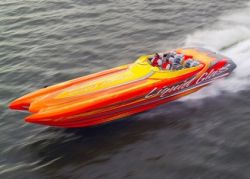 Liquid Glass zeigt 200 km/h Speedboat